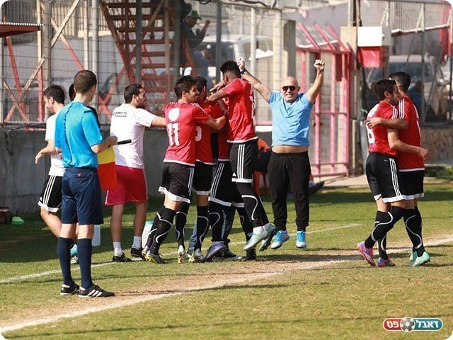 שחקני מגדל העמק ברגע של שמחה. יחגגו גם בבית שאן? (עדי מלול)