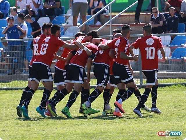 שחקני מגדל חוגגים עם רם סופר שהתארס השבוע לבחירת ליבו. חגיגה כפולה (עדי מלול)