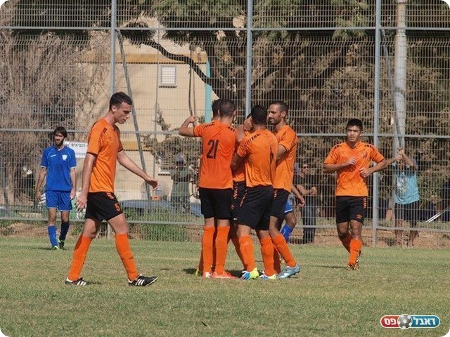 שחקני מחנה חוגגים היום (אלון יהודיוף)