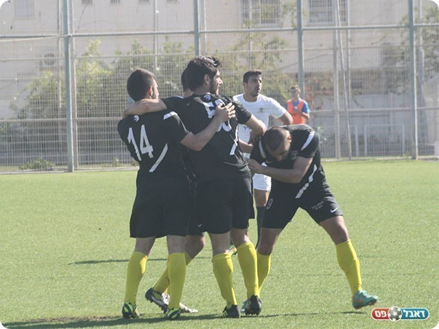 שחקני נהריה חוגגים את שער היתרון מול הרצליה (צילום: מיכה פישנזון)