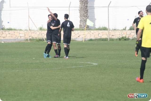 שחקני נהריה חוגגים את היתרון (מיכה פישנזון)