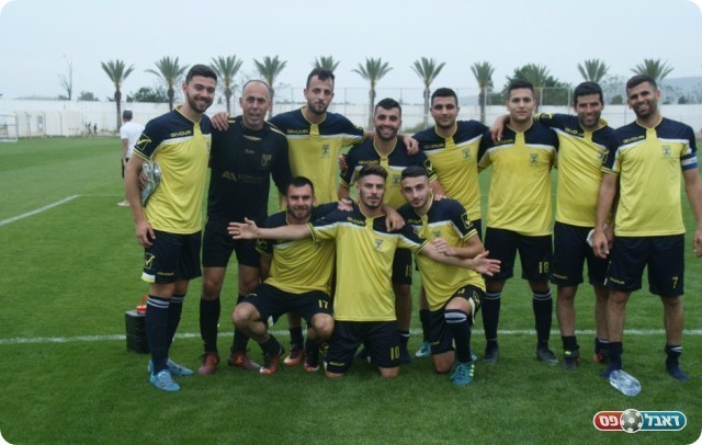 שחקני נהריה מאושרים בסיום (מיכה פישנזון)