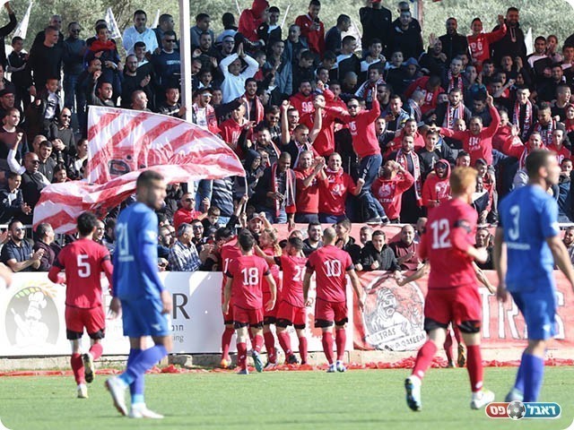 שחקני מ.ס. חוגגים עם הקהל (וואסים מוואסי)