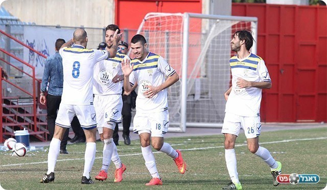 שחקני שיכון המזרח. יחגגו גם מול בקעת הירדן? (דניאל סטרבורבדיס)