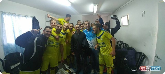 שחקני שיכון המזרח לאחר הניצחון (פייסבוק)