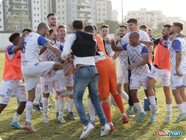 שחקני יפו חוגגים בסיום (בן מלניק)