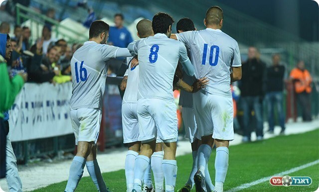 שחקני שעריים חוגגים עם רביבו (רולנדי ברנשטיין)