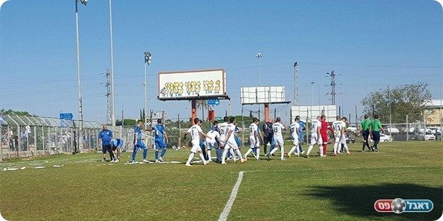 שחקני שעריים ושמשון בתחילת המשחק (שמוליק מזרחי)