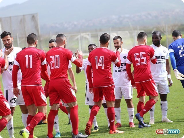 שחקני שתי הקבוצות לפני השריקה (קובי פורטל)