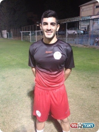 הקפטן מדגמן את המדים החדשים