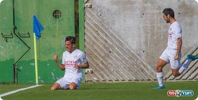 כנפי (מימין) (רפי נחמיאס)