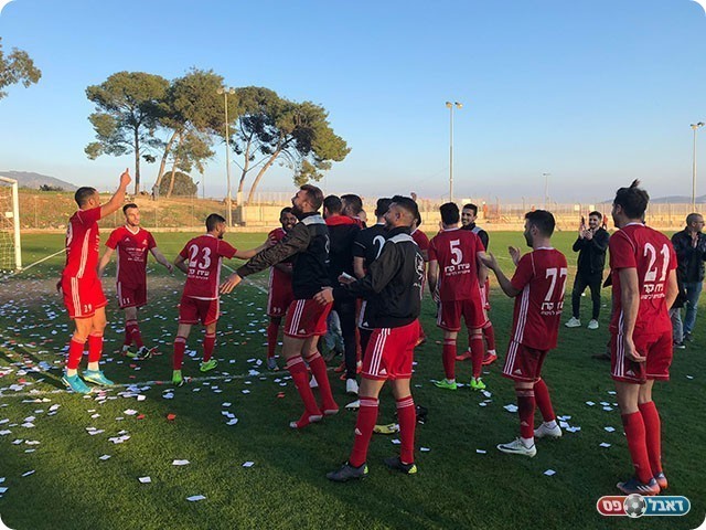 שחקני איכסל בסיום המשחק חוגגים עם הקהל