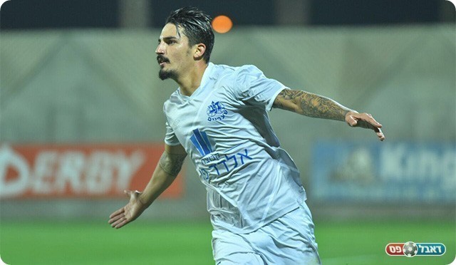 שי רביבו חוגג את השער (רולנדי ברנשטיין)