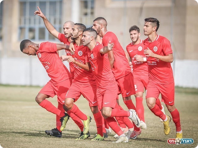 שחקני טירה חוגגים מול הרצליה (נזיה סולטאן)