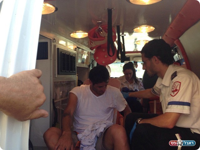 עקיבא מקבל טיפול רפואי (יח"צ)