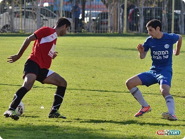 שליזינגר (בכחול) מול ג'נח (צילום: ארנון לוי)