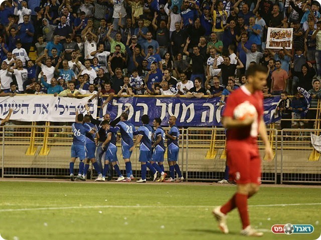 שחקני שעריים חוגגים את השער היקר (אליאב אוזן)