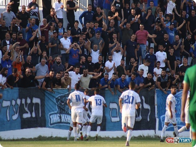 עם האוכל בא התיאבון. שחקני שפרעם והאוהדים חוגגים (דאפר מאחמיד)