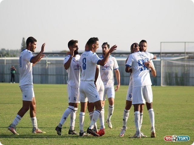 שמחה מוקדמת מדי. שחקני שפרעם חוגגים כיבוש שער