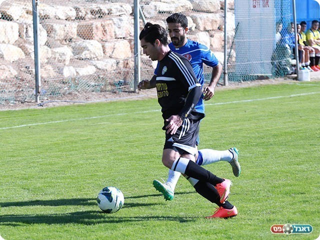 מחזיר לו בענק. שרון לוי (בשחור) (עדי מלול)