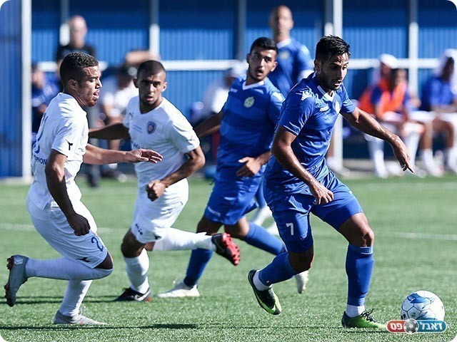 תימור אביטן מוקף בשחקני שמשון (payperlens)