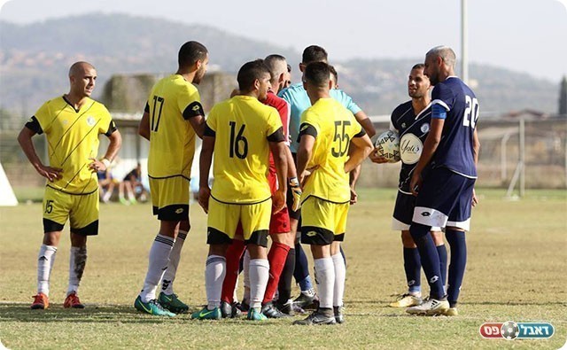 שחקני גלבוע באים בטענות לשופט (עודד חסין)