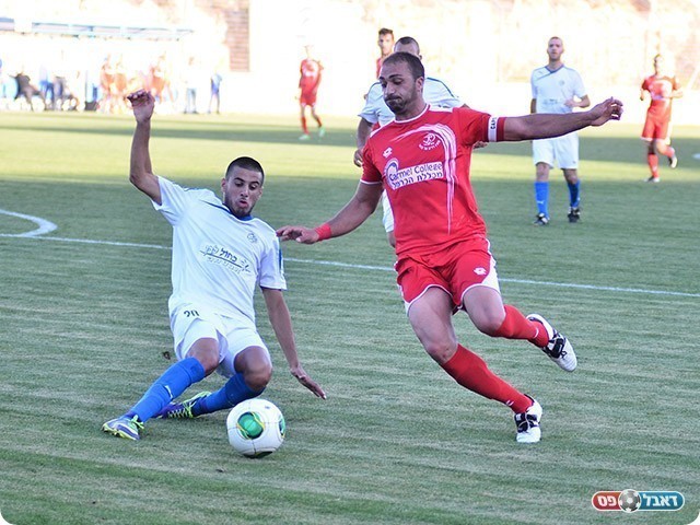 שמי אדרי בגלישה על אלעלי (ארנון לוי)