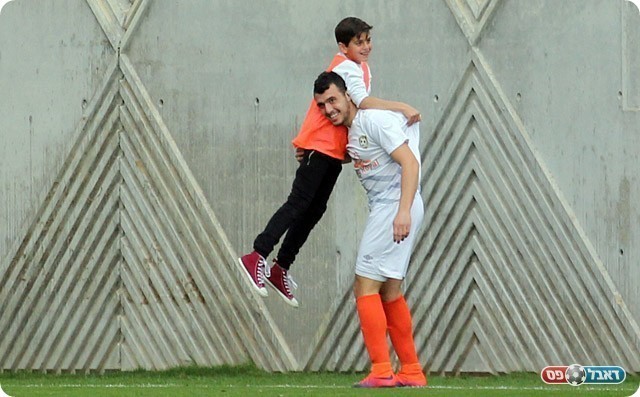 תרועה חוגג עם מביא הכדורים (לירן דורף)