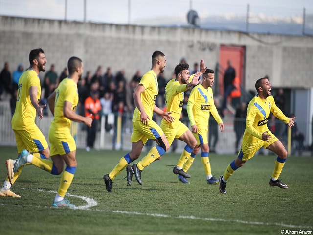 המתח נשבר, אפשר לחגוג. שחקני אום אל פאחם חוגגים בסיום (איהם אנואר ג'בארין)