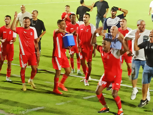 שחקני אזור חוגגים בסיום (אלון יהודיוף)