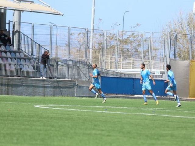 שער שלא הוביל למהפך. שחקני אתא/ביאליק חוגגים את כיבוש שער השוויון (דאפר מאחמיד)