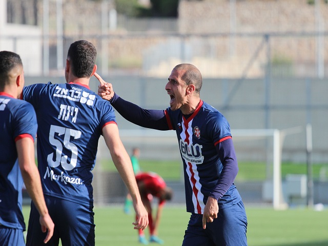 רוצים לחגוג גם הערב. אלון בוזורגי וחברים חוגגים (מאור בכר - עמוד הפייסבוק המגזין לליגות הנמוכות)