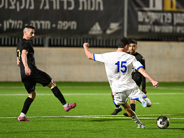 עילאי ביטון מנסה את מזלו (יובל גולדנשטיין)