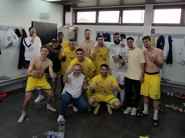 שחקני יבנה בסיום המשחק מול דימונה