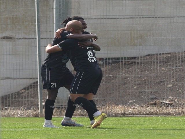 שניהם בנבחרת. חיים מקונן ואברהם רדאי חוגגים (דאפר מאחמיד)