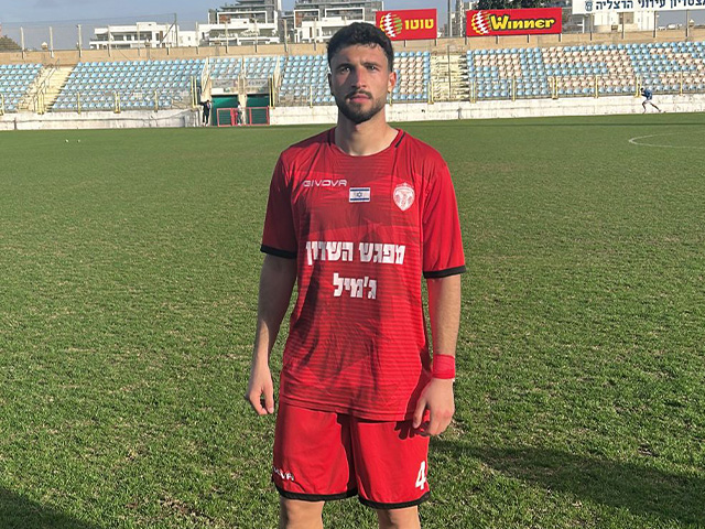 כובש השער לזכות הרצליה. גוטליב