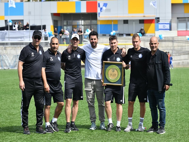 יש אליפות. דורון בן דור וראשי מ.ס קרית ים חוגגים (עדי דטליס)