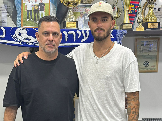 דורון מיכאלי במעמד החתימה