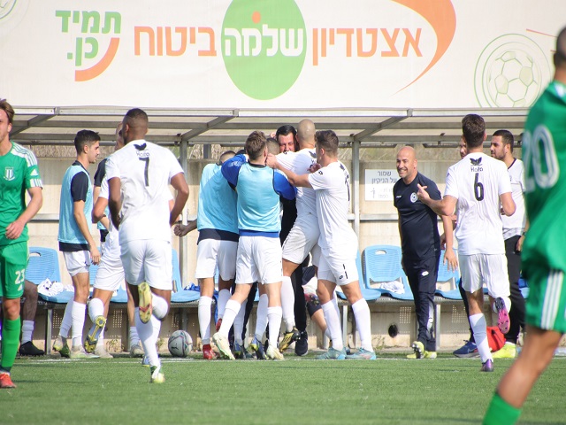 תצוגה התקפית, שחיפתה על משחק הגנה אנמי. שחקני דימונה חוגגים (בן מלניק)