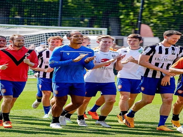 לא שכחו מהיכן באו. כוכבי נבחרת הולנד ביום החג (עמוד הטוויטר של ההתאחדות ההולנדית)