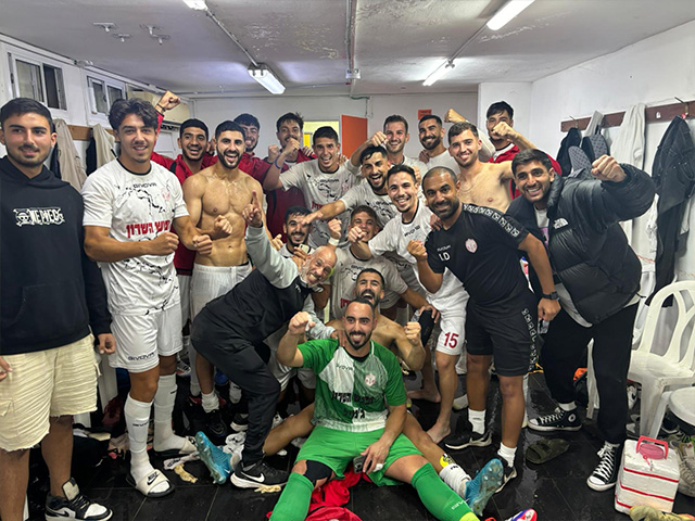 ניצחון יקר מפז. שחקני הרצליה חוגגים בסיום