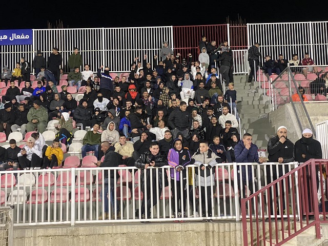 מגיעים גם בקור העז. אוהדי בני ממב"ע ביציע באצטדיון הביתי (ענאן עמאשה)