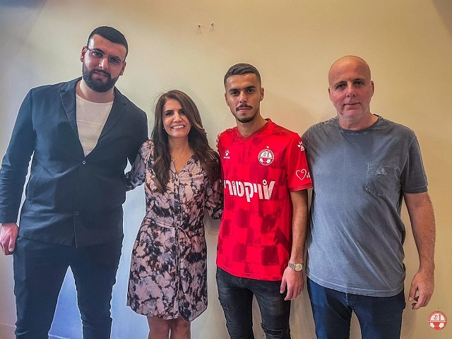 גאווה גדולה לכפר. זאהי אחמד במעמד החתימה בהפועל באר שבע (מדיה הפועל באר שבע)