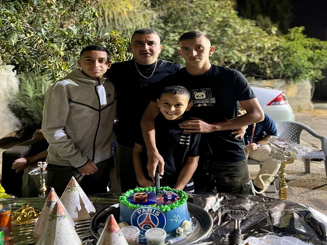 חוגגים ביחד. אדהם זועבי ובניו חוגגים יום הולדת לבן הזקונים, אחמודה