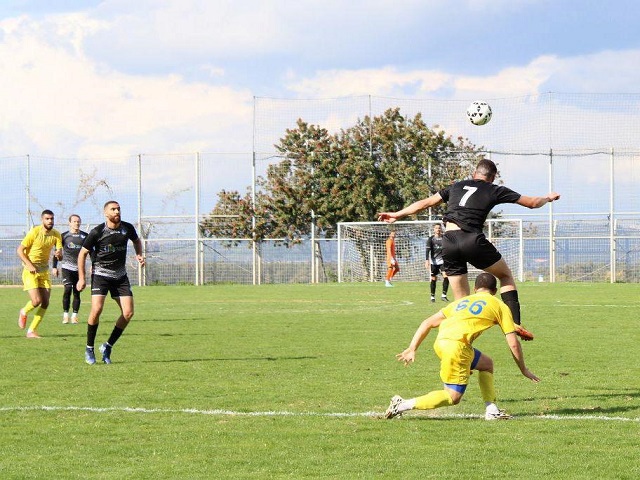 יעמדו ברף שהציב השוער? שחקני נשר במשחק מול טמרה (מחמוד עיאשי)