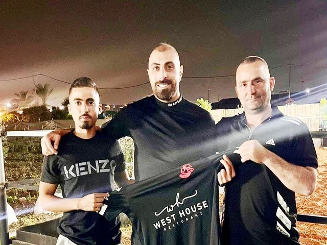 יחגגו ביחד בסיום העונה הבאה? פאדי זיאדה במעמד החתימה (עמוד הפייסבוק של צעירי טמרה)