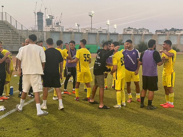 שחקני חולון בסיום המשחק