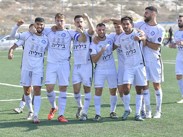 שחקני קרית ים חוגגים אחרי השער הראשון (עדי דטליס)