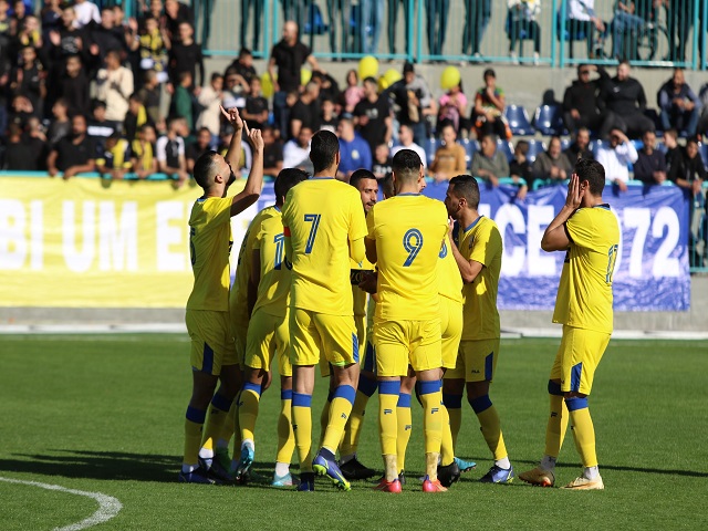 הצהוב עולה. שחקני צעירי אום אל פאחם והאוהדים חוגגים (דאפר מאחמיד)