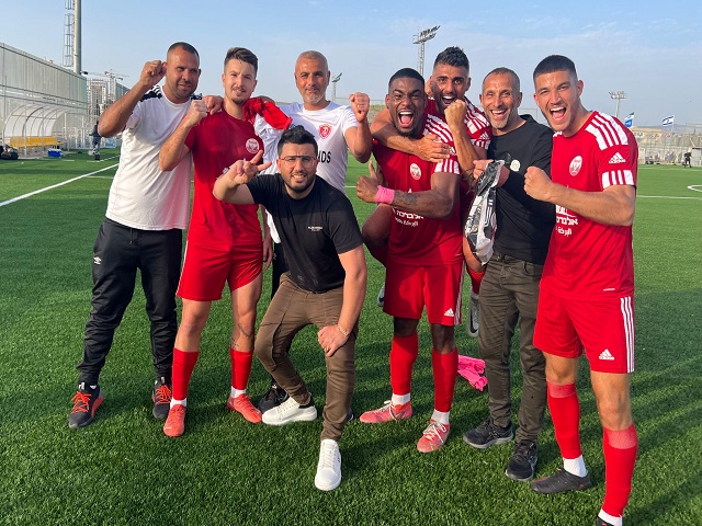 הדרך אל אושר עוד ארוכה. שחקני קלנסוואה בסיום המשחק (מדיה הפועל קלנסוואה)